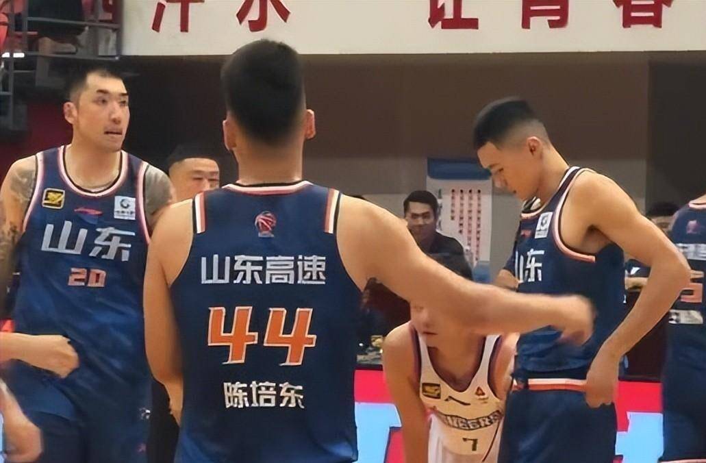 包含山东男篮发布备战花絮,加时末段防线松动,CBA季后赛任务艰巨,训练强度明显提升的词条 包含山东男篮发布备战花絮,加时末段防线松动,CBA季后赛任务艰巨,训练强度明显提升的词条